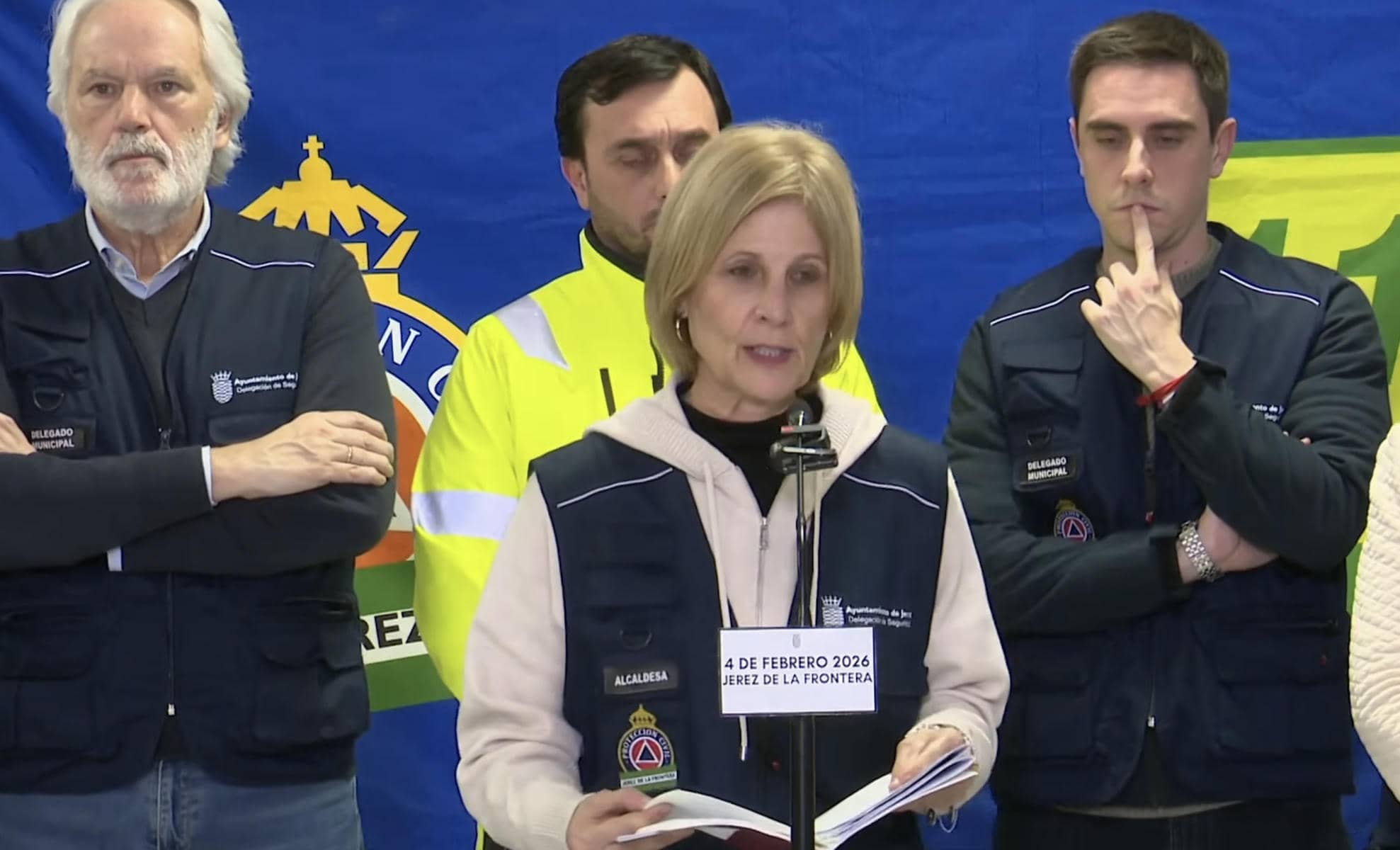 La alcaldesa de Jerez, María José García Pelayo, flanqueada por los concejales Muñoz y Espinar.  - 