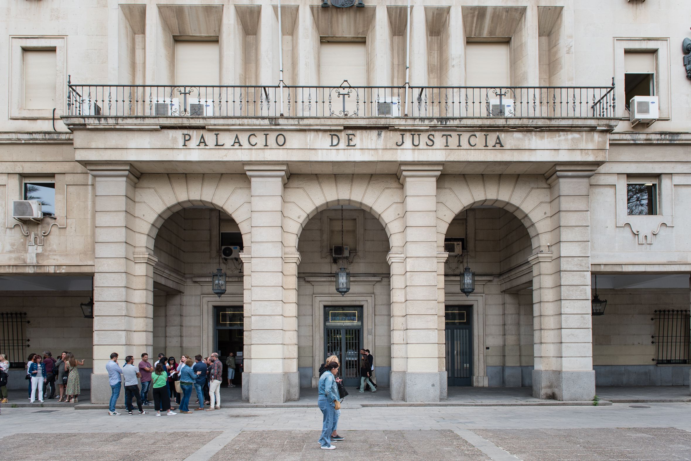 Una anciana de 82 años en Sevilla, presunta víctima de su vecina: 2.000 euros de una cartilla y un 'préstamo' de 42.000