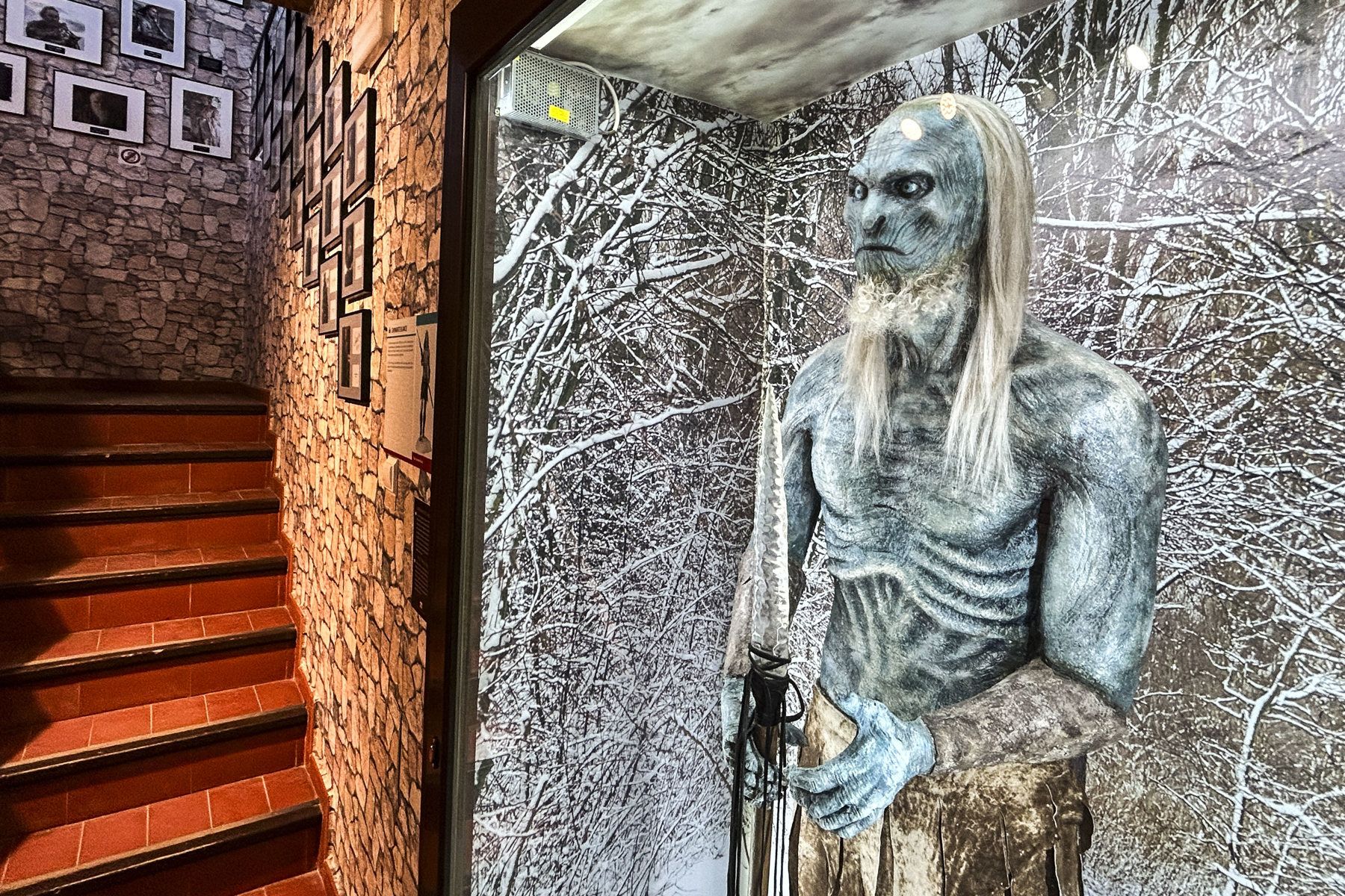 Firmas de actores, figuras y réplicas: el único museo dedicado a 'Juego de Tronos' está en Sevilla