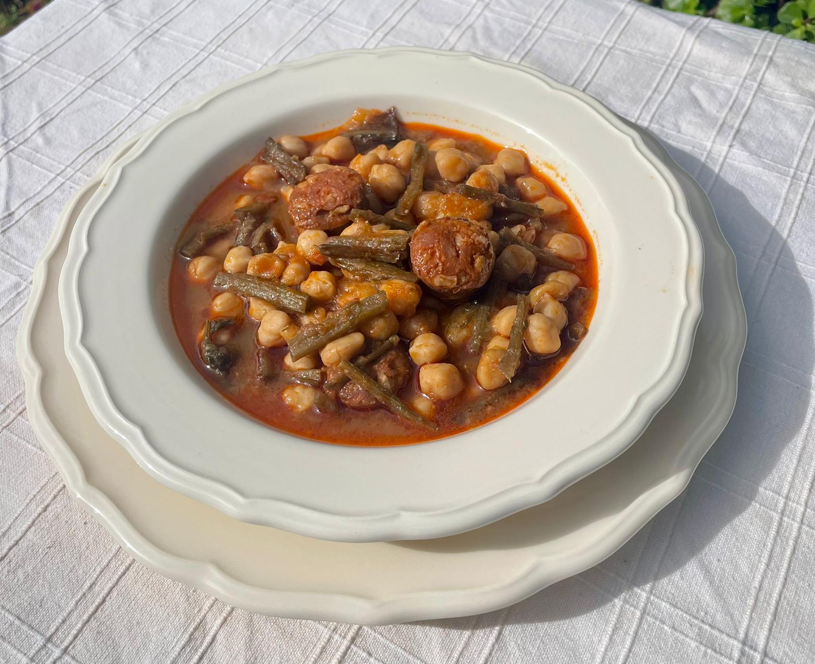 Receta de garbanzos con tagarninas, una 'comida de pobres' para combatir el mal tiempo