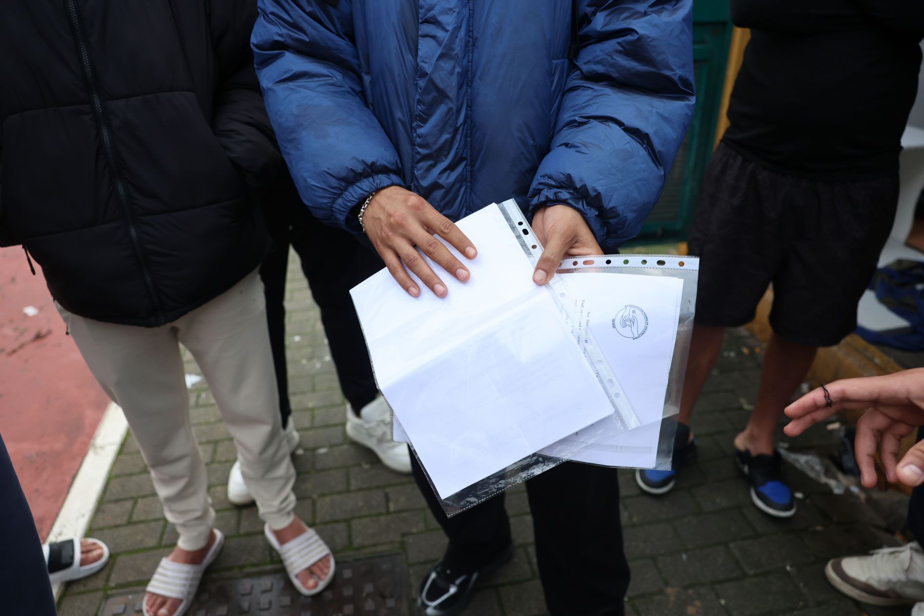 Jóvenes migrantes en Jerez, con su documentación en la mano. - JUAN CARLOS TORO