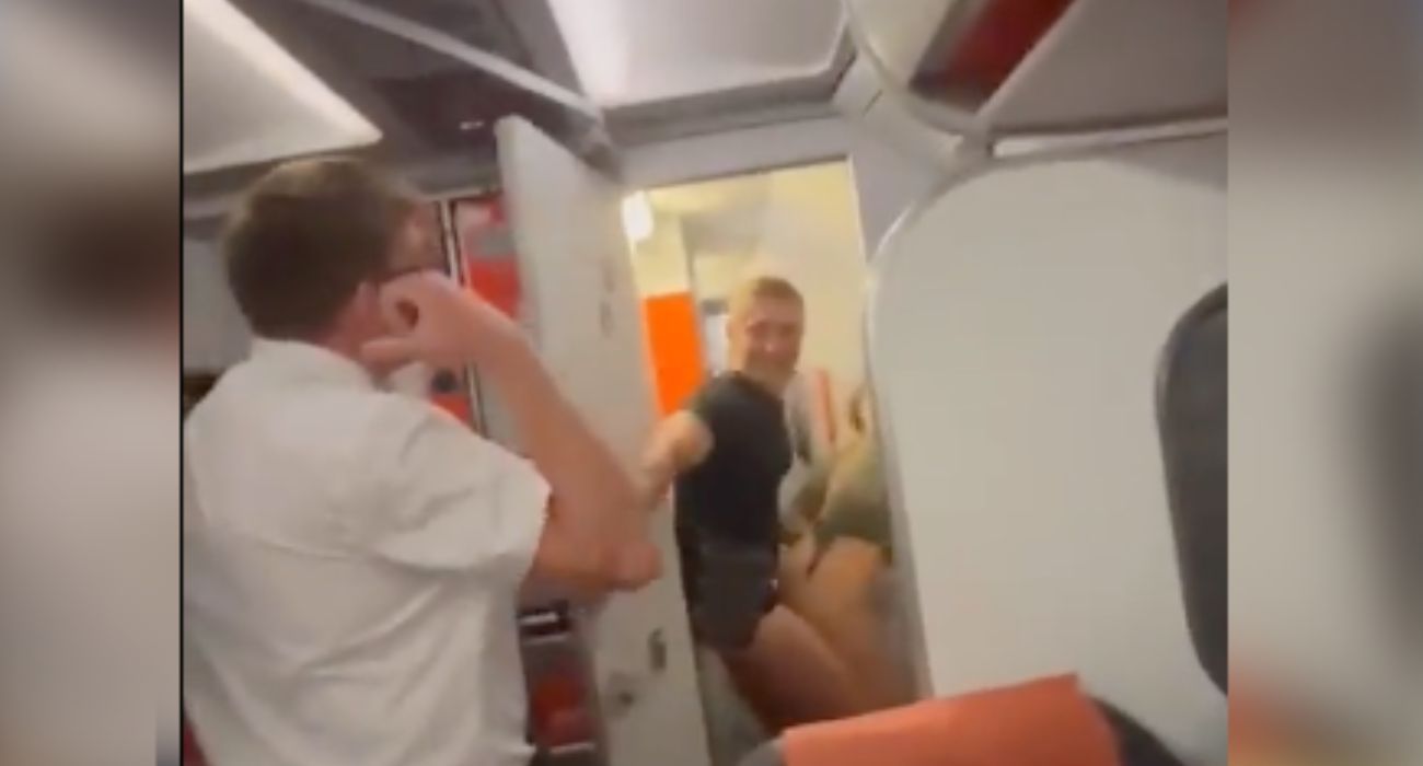 Pillan a dos ingleses manteniendo relaciones sexuales en un avión con destino a Ibiza