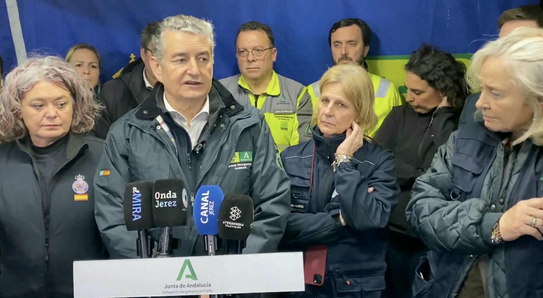 El consejero Antonio Sanz, la alcaldesa María José García-Pelayo, y la subdelegada del Gobierno Blanca Flores, entre otras autoridades. - 