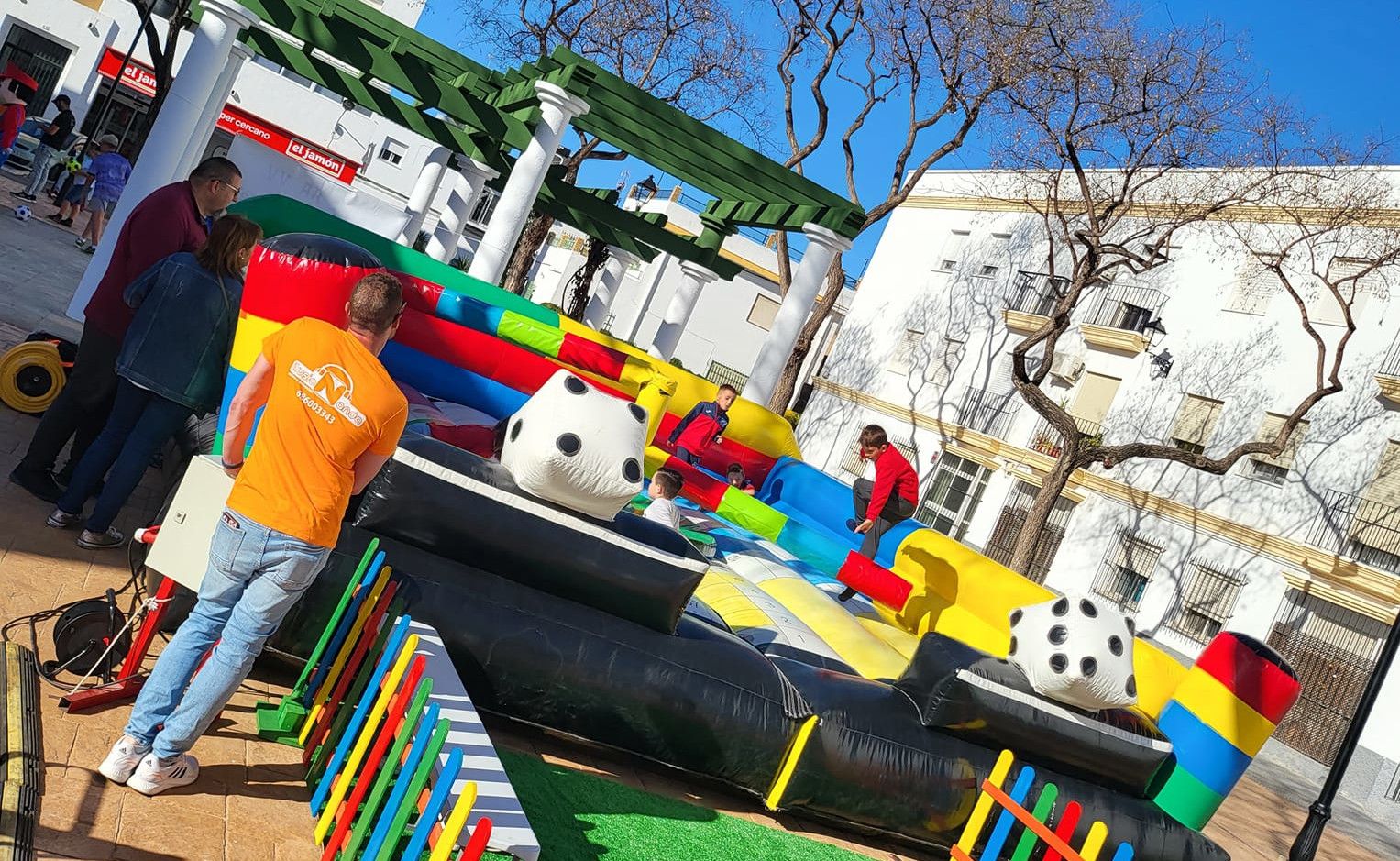 Fiesta infantil gratis en un barrio de El Puerto con globoflexia y máquina de espuma