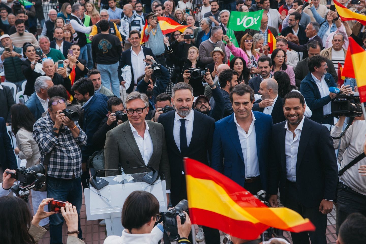 Manuel Gavira junto a Santiago Abascal, y otros miembros de Vox, en un acto reciente. - 