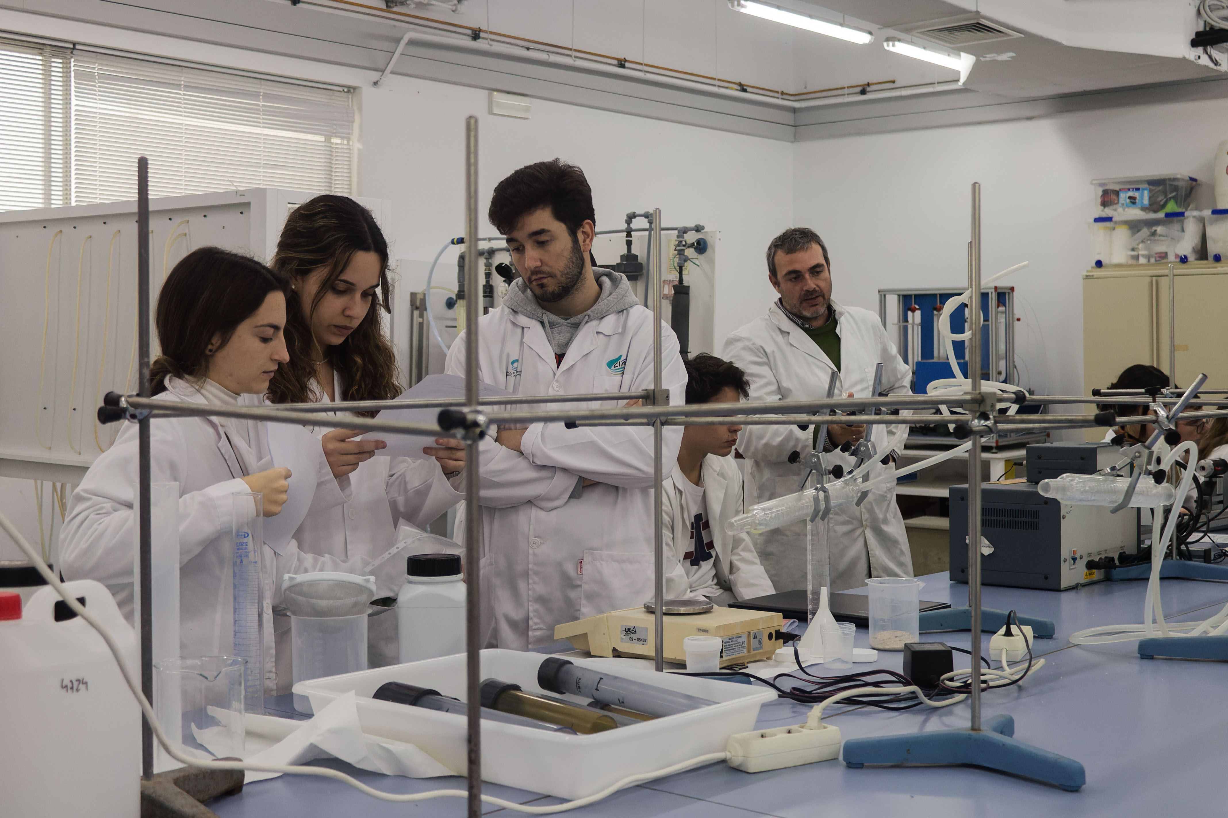 Un puente entre aulas y laboratorios: la iniciativa para despertar vocaciones científicas en institutos de Sevilla