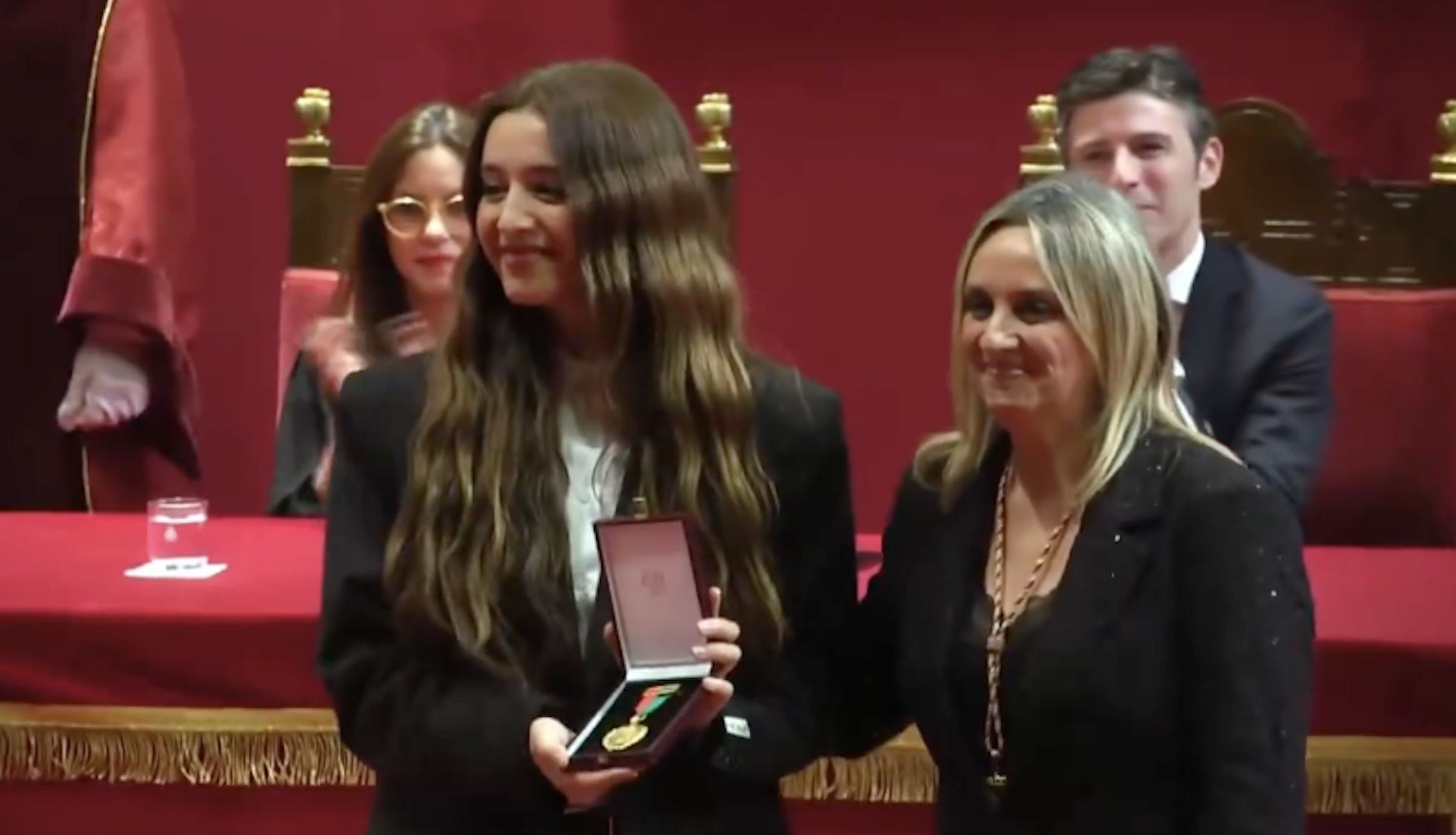 Lola Índigo recoge la Medalla de Oro al Mérito de Granada.