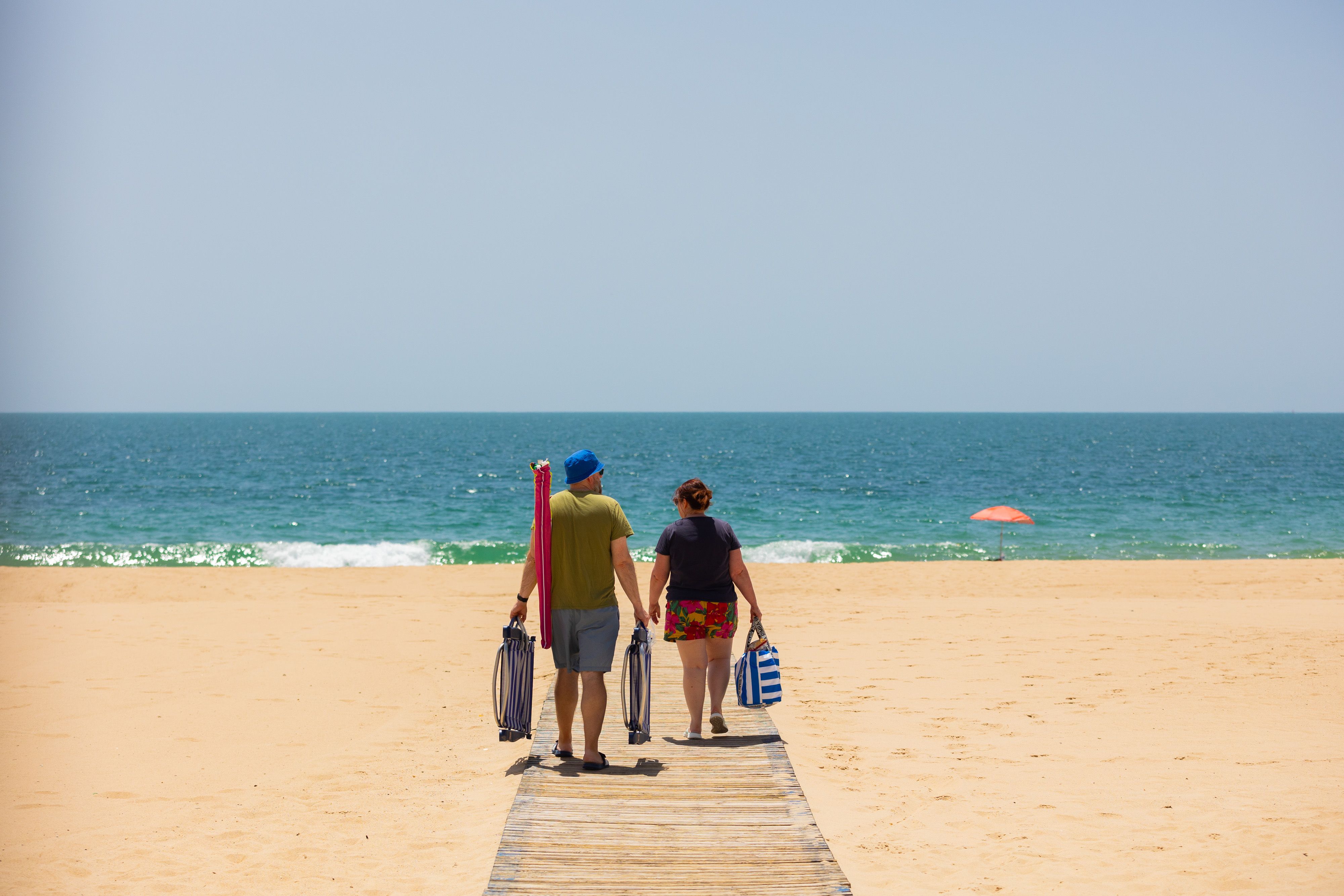 Una pareja llegando a una playa de Andalucía. - MANU GARCÍA