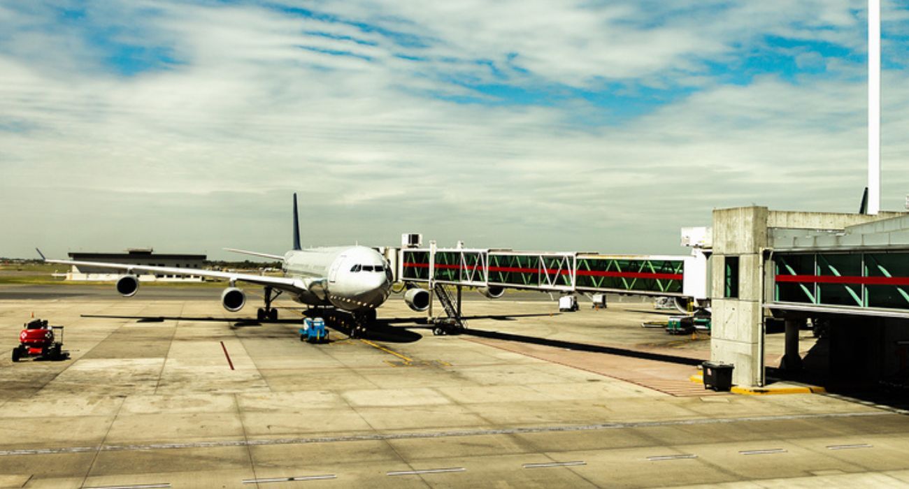 Un avión en el aeropuerto argentino de Ezeiza. - 