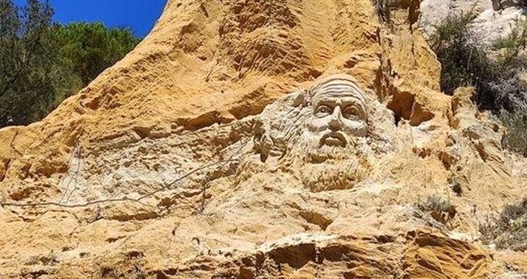 Rostro tallado en la playa de Rompeculos, cerca de Doñana. - Rostro tallado en la playa de Rompeculos, cerca de Doñana.