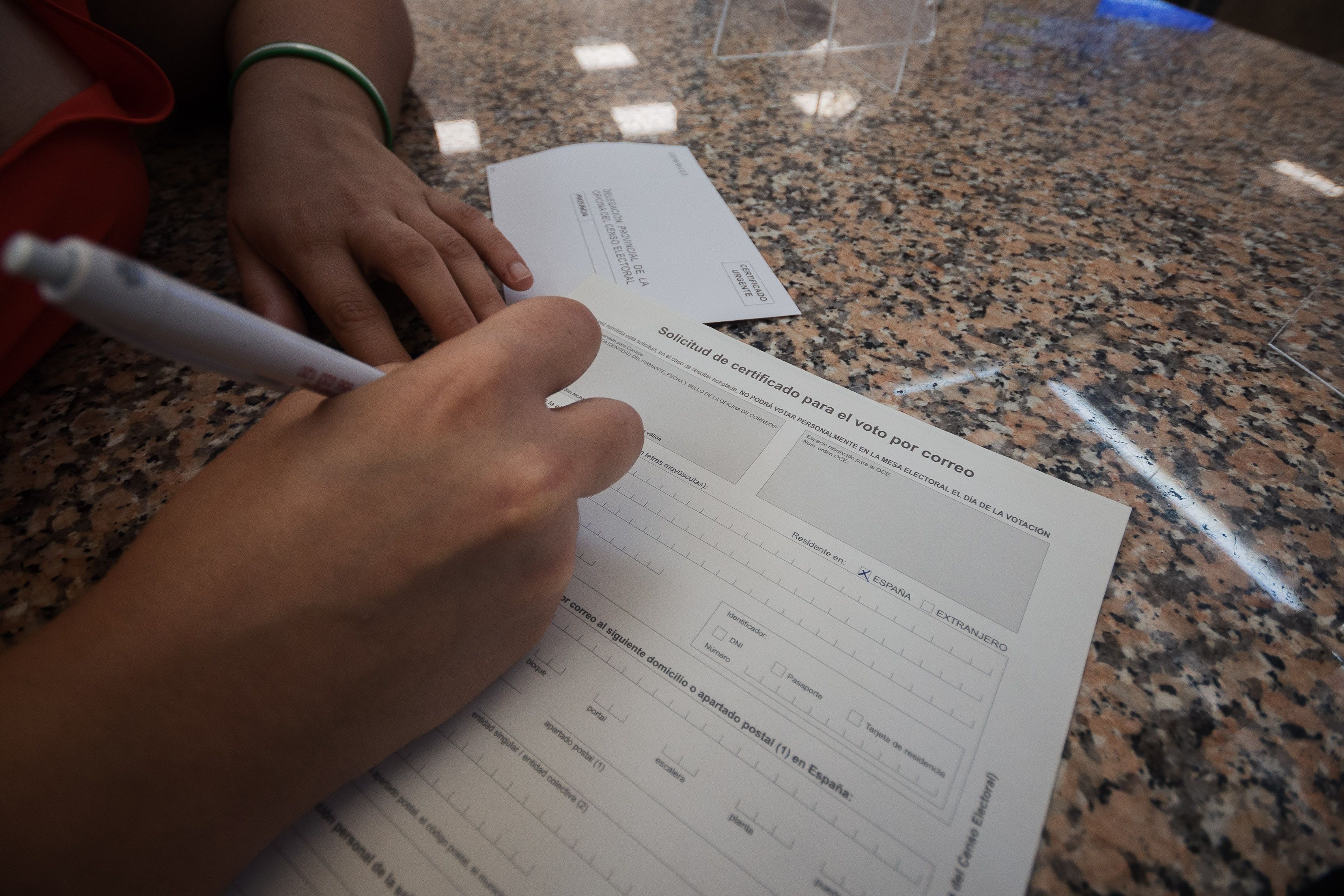 Así funciona paso a paso el voto por correo: la directora de Operaciones explica por qué es fiable pese a las dudas sembradas por Ayuso y Abascal