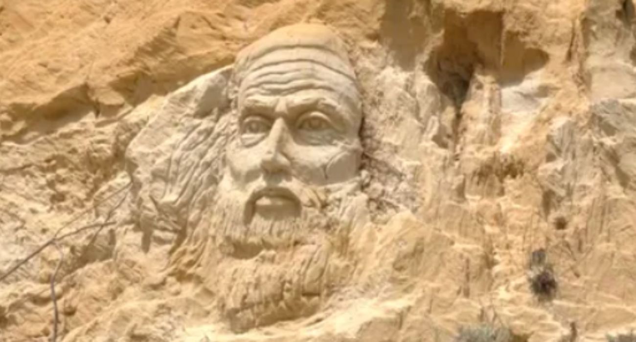 La imagen que alguien ha esculpido en un acantilado de la playa de Rompeculos. - La imagen que alguien ha esculpido en un acantilado de la playa de Rompeculos.