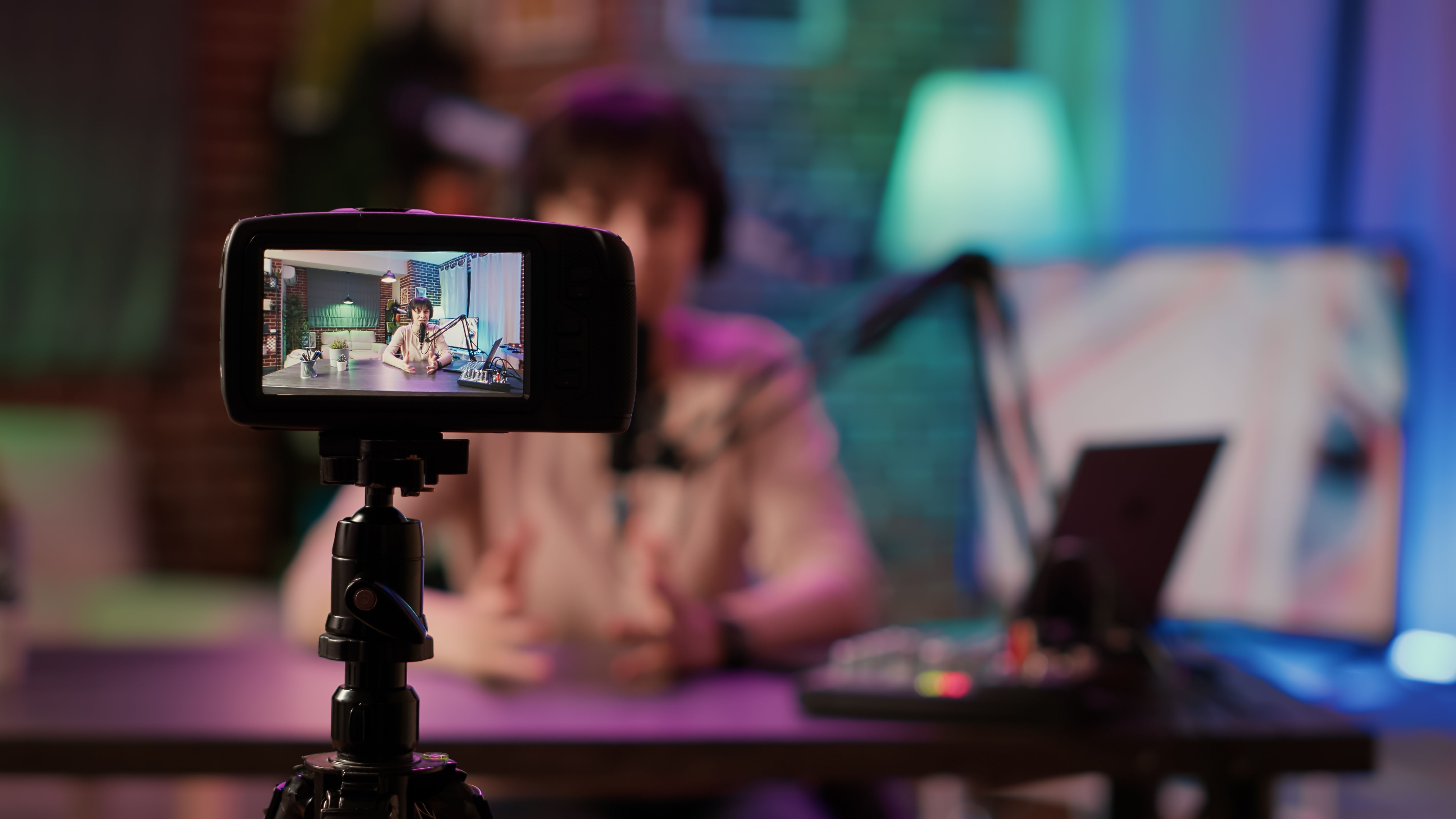 Un set de influencers, para difundir contenido en redes sociales. - 