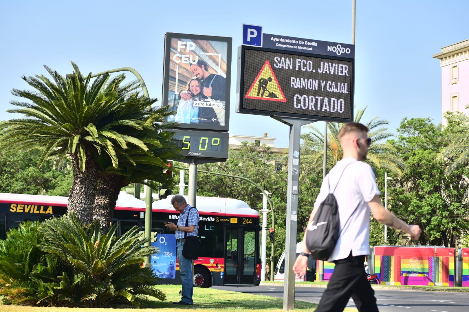 Ola de calor en Sevilla en un termómetro de la plaza Don Juan de Austria, en el Prado de San Sebastián. - MAURI BUHIGAS Ola de calor en Sevilla en un termómetro de la plaza Don Juan de Austria, en el Prado de San Sebastián.
