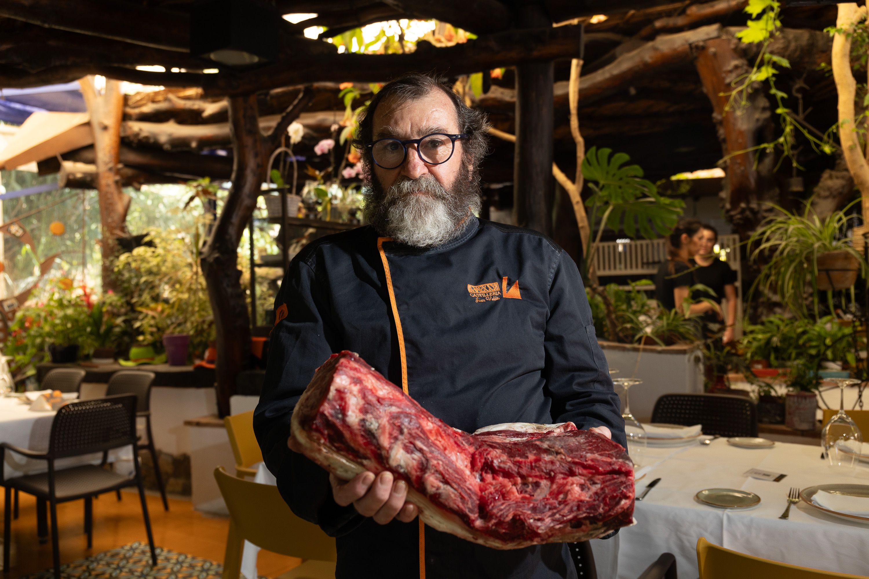 Juan Valdés, en días pasados, en la sala principal de La Castillería, en Santa Lucía (Vejer), con un corte de carne que él mismo selecciona. - JUAN CARLOS TORO Juan Valdés, en días pasados, en la sala principal de La Castillería, en Santa Lucía (Vejer), con un corte de carne que él mismo selecciona.