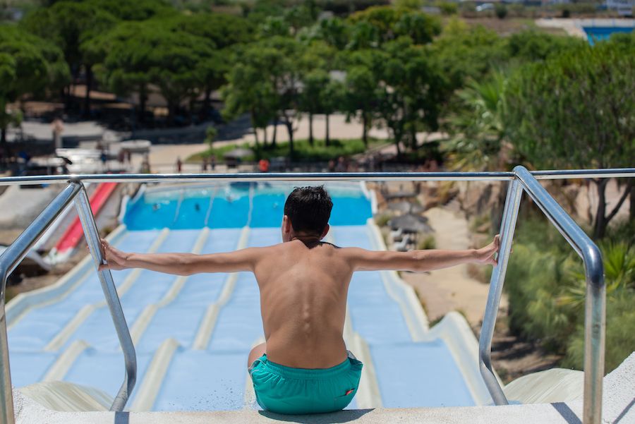 Un niño, a punto de tirarse por un tobogán de Aqualand en la provincia de Cádiz.