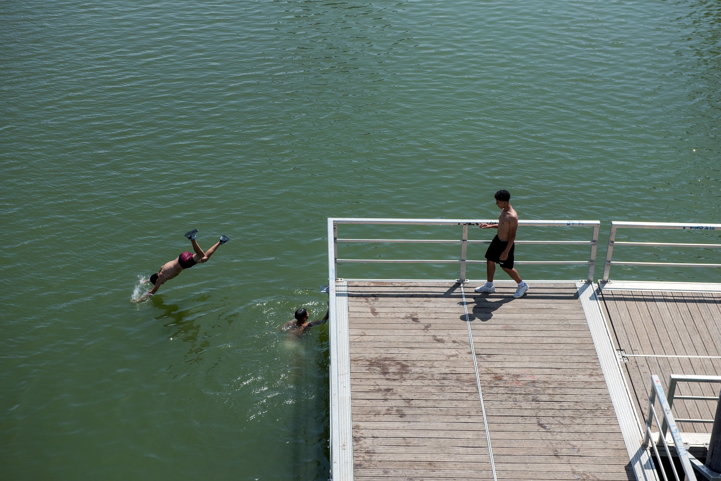 Varias personas se bañan en el río Guadalquivir en plena ola de calor en Sevilla por las altas temperaturas. - MAURI BUHIGAS Varias personas se bañan en el río Guadalquivir en plena ola de calor en Sevilla por las altas temperaturas.