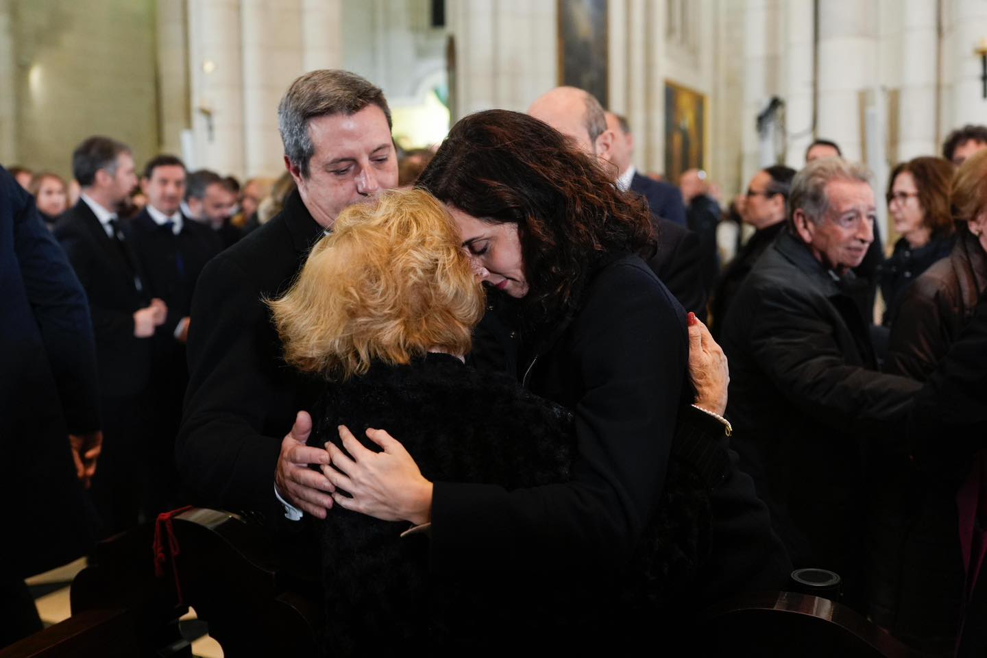 Isabel Díaz Ayuso con los familiares de las víctimas de Adamuz. - 