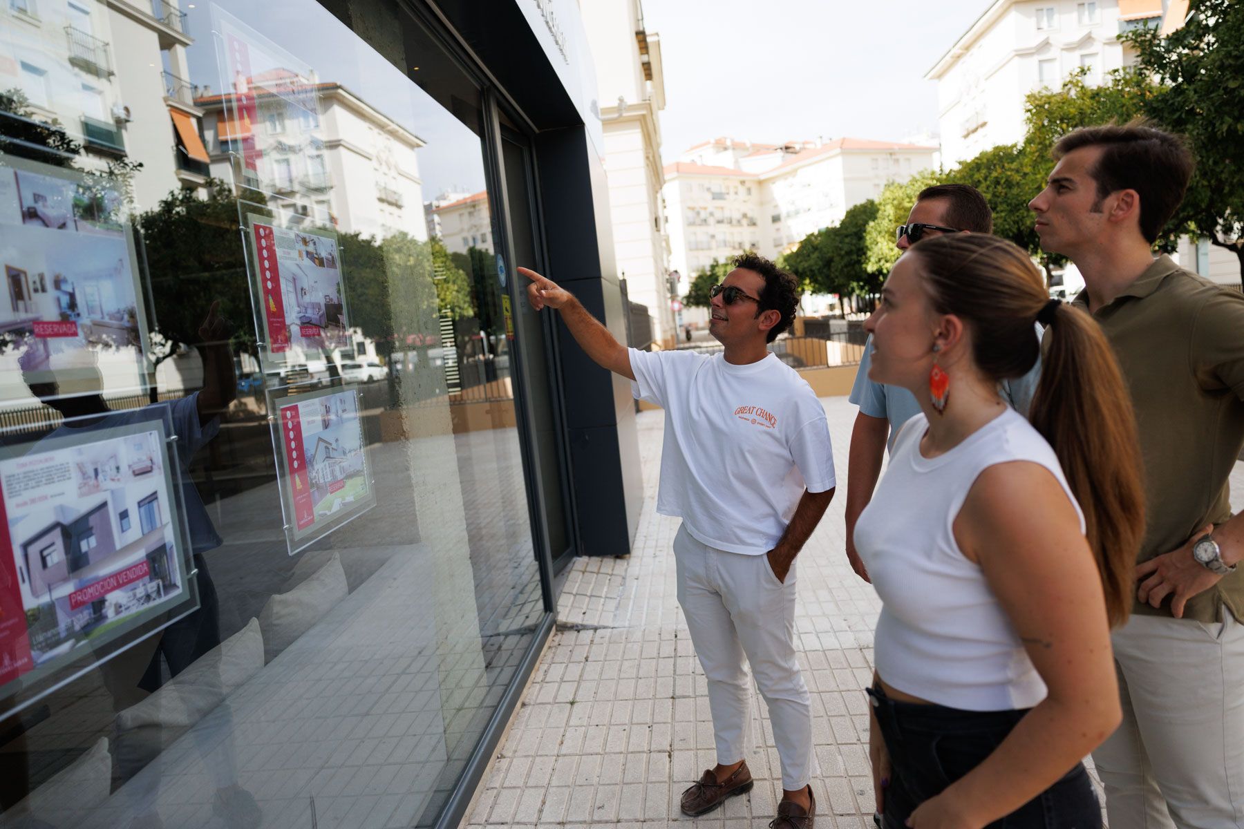 Unos jóvenes buscando una vivienda.  - JUAN CARLOS TORO