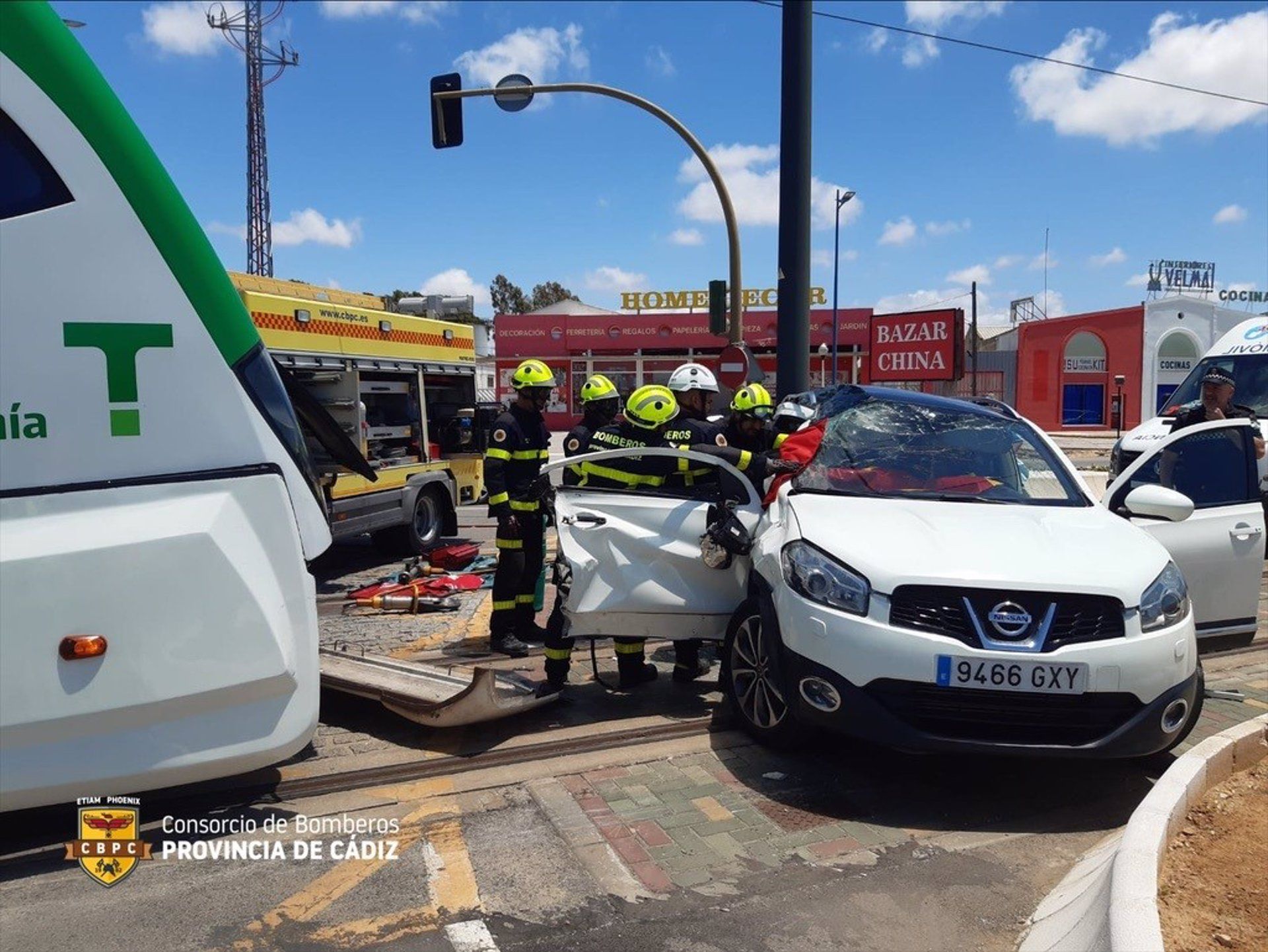 Una mujer de 78 años queda atrapada tras chocar su turismo con el tranvía a su paso por Chiclana - BOMBEROS CÁDIZ - Una mujer de 78 años queda atrapada tras chocar su turismo con el tranvía a su paso por Chiclana - BOMBEROS CÁDIZ