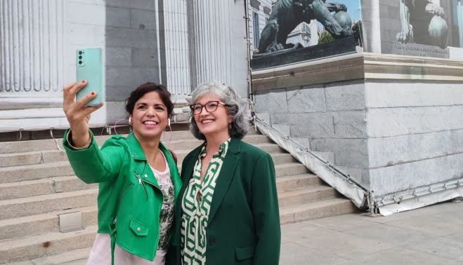 Teresa Rodríguez y Pilar González, frente al Congreso. - 