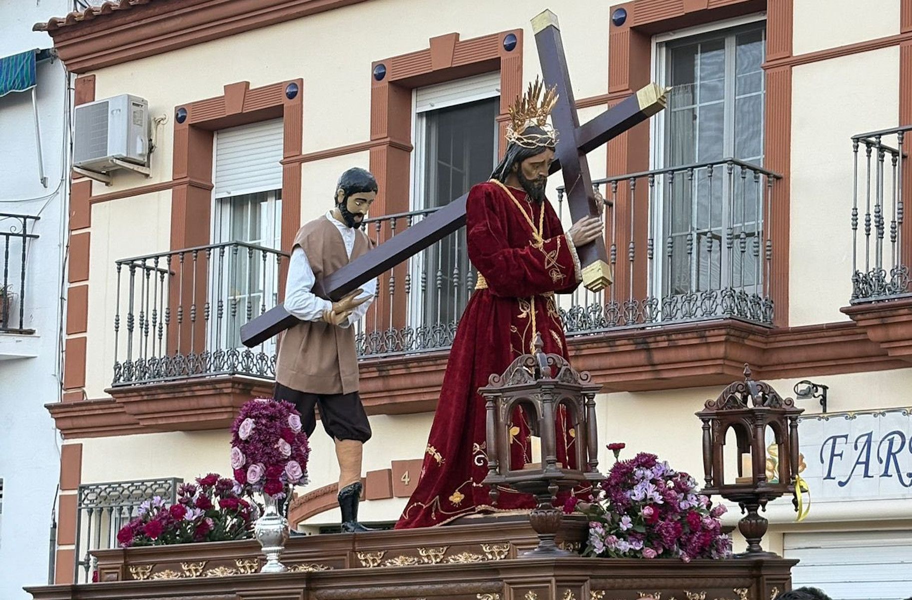 Simón Cirineo en un paso de Semana Santa. - 