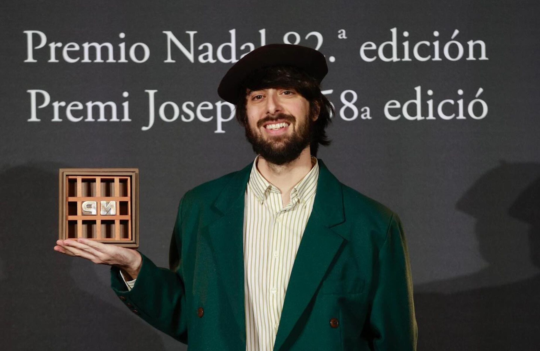 El escritor David Uclés, con el Premio Nadal. - 