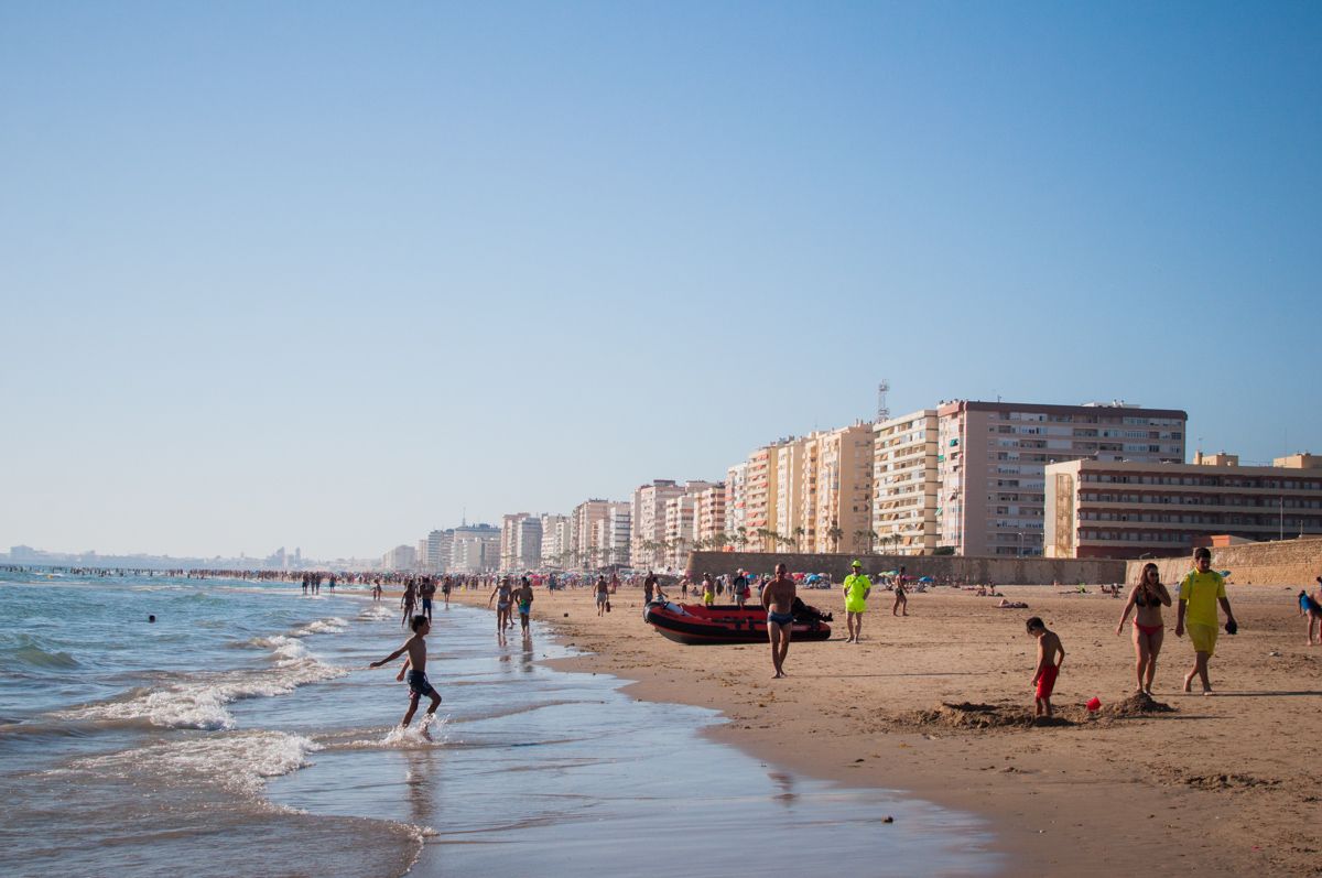 La playa de Cortadura de Cádiz, en una imagen de archivo. - MANU GARCÍA La playa de Cortadura de Cádiz, en una imagen de archivo.