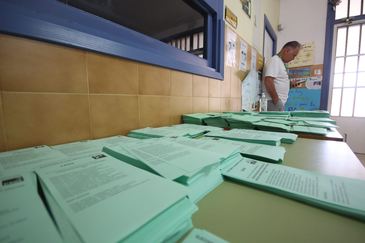 Una mesa con las papeletas durante una jornada electoral.