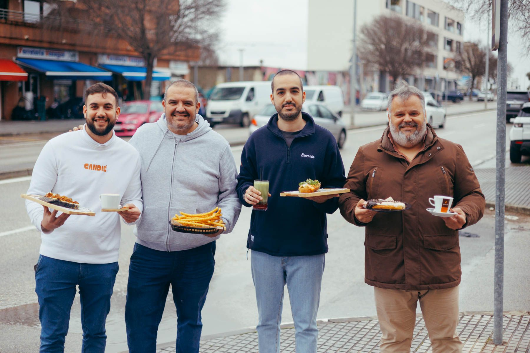 Los propietarios de Candié y Churro Picoterna, con algunos de sus productos, en uno de los tramos de la avenida del 'Colesterol'. - MANU GARCÍA