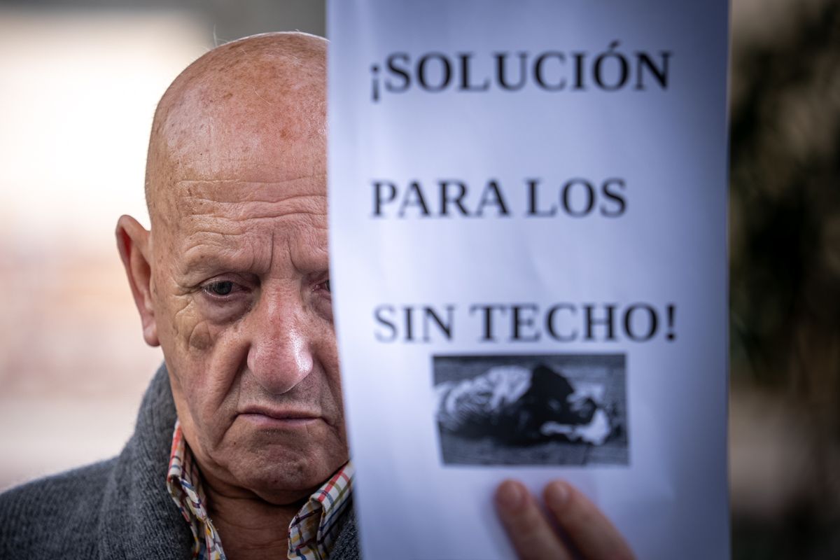 Una pancarta durante una concentración por las muertes de personas sin hogar en Cádiz. - REYNA