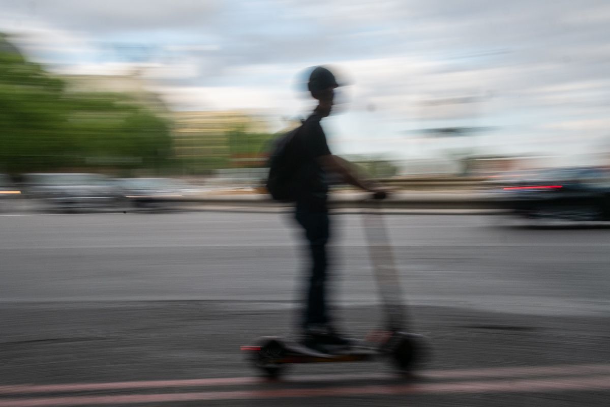 Accidente entre una moto y un patinete en el Costurero de la Reina de Sevilla: ambos conductores heridos, uno acaba hospitalizado