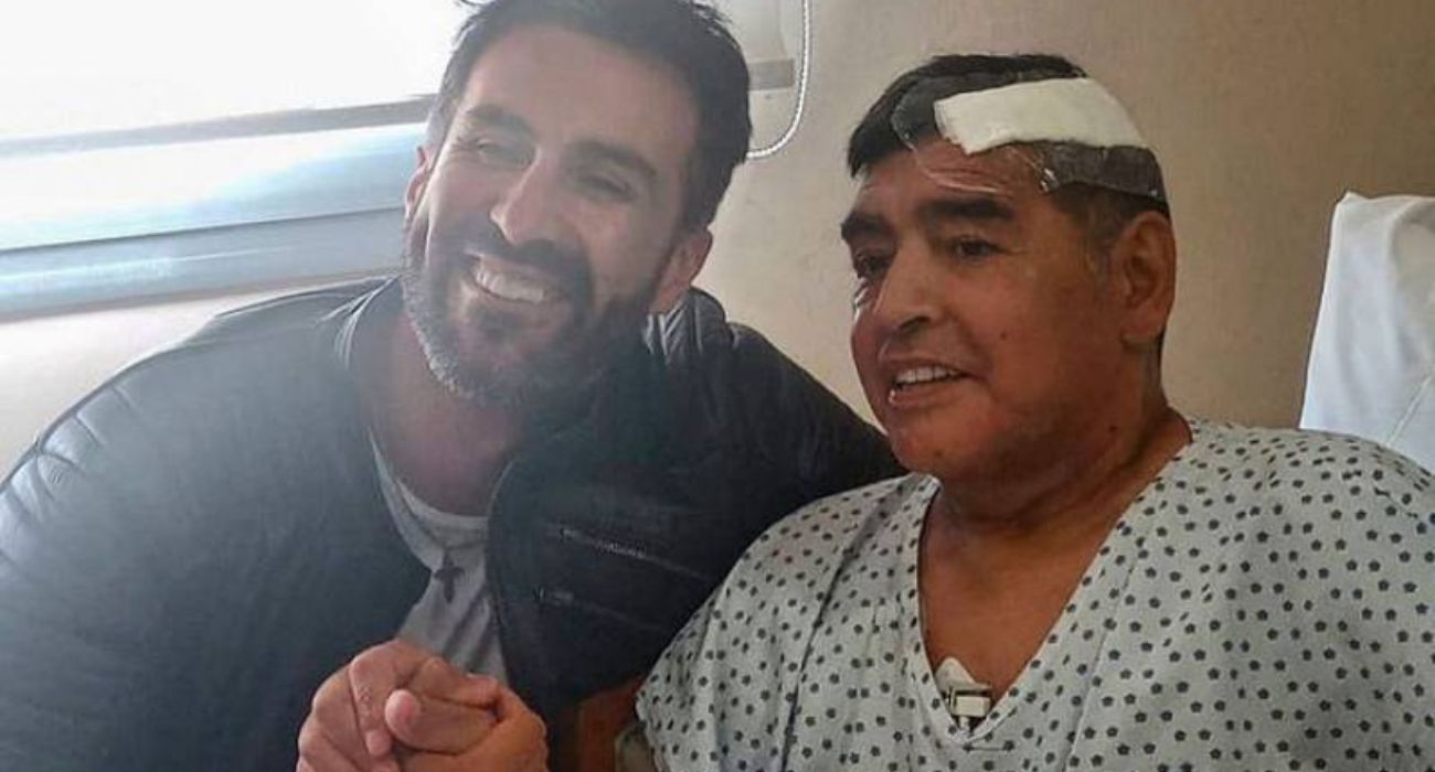 Diego Maradona, junto al médico Leopoldo Luque, uno de los imputados por la muerte del astro argentino. - 