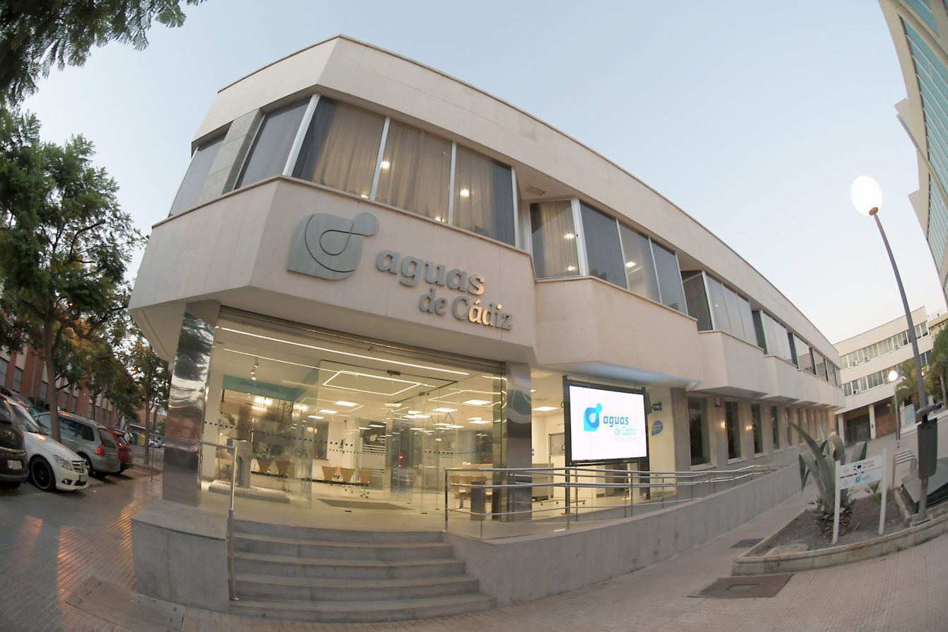 Aguas de Cádiz avisa de episodios de turbidez y pide precaución al beber agua del grifo