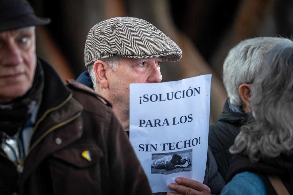 Concentración por las personas sin hogar en Cádiz, este lunes, tras la muerte de la tercera persona en la capital este mes. - REYNA
