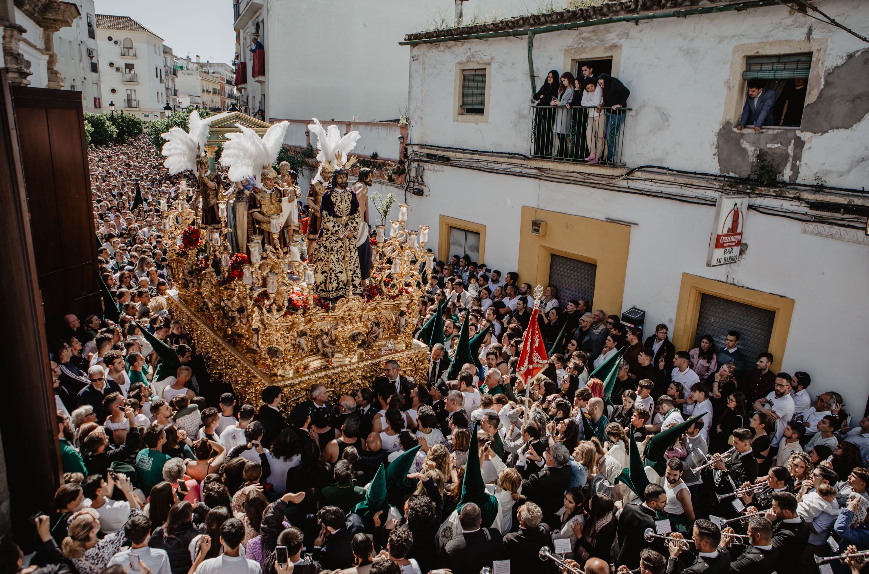 Recogida de la Hermandad de la Yedra, este pasado viernes en Jerez, en una mezcla perfecta de atracción turística, religiosidad y cultura. - ESTEBAN