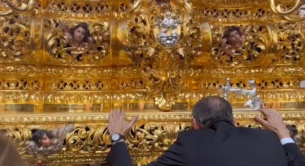 El detalle del capataz de una Hermandad con Susana Díaz en Sevilla: 