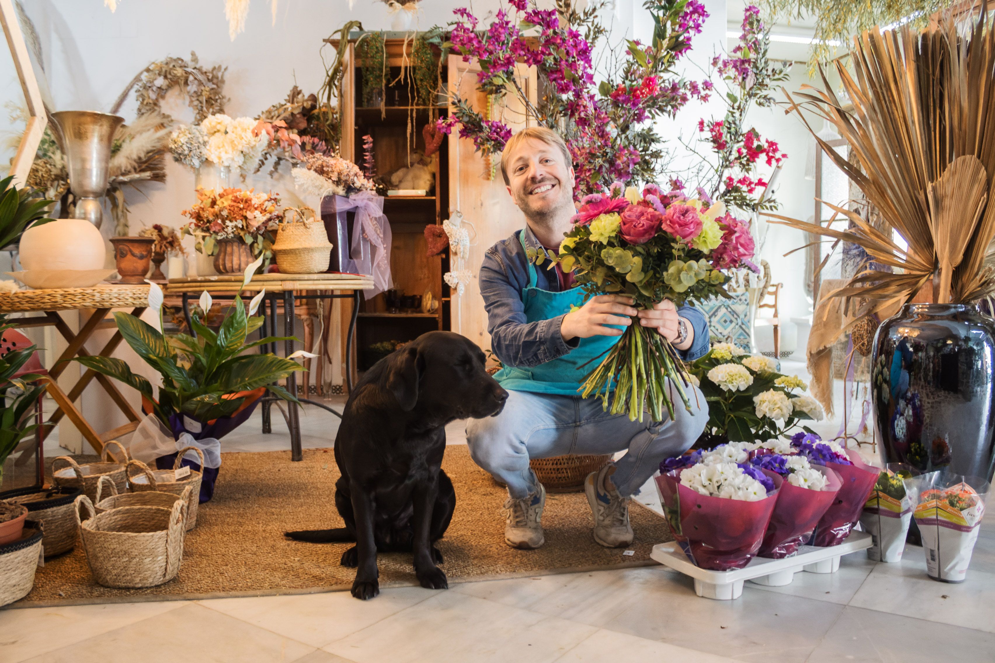 Claveles y rosas extranjeras en Semana Santa: floristas de Jerez ante el 'agosto' más caro en años