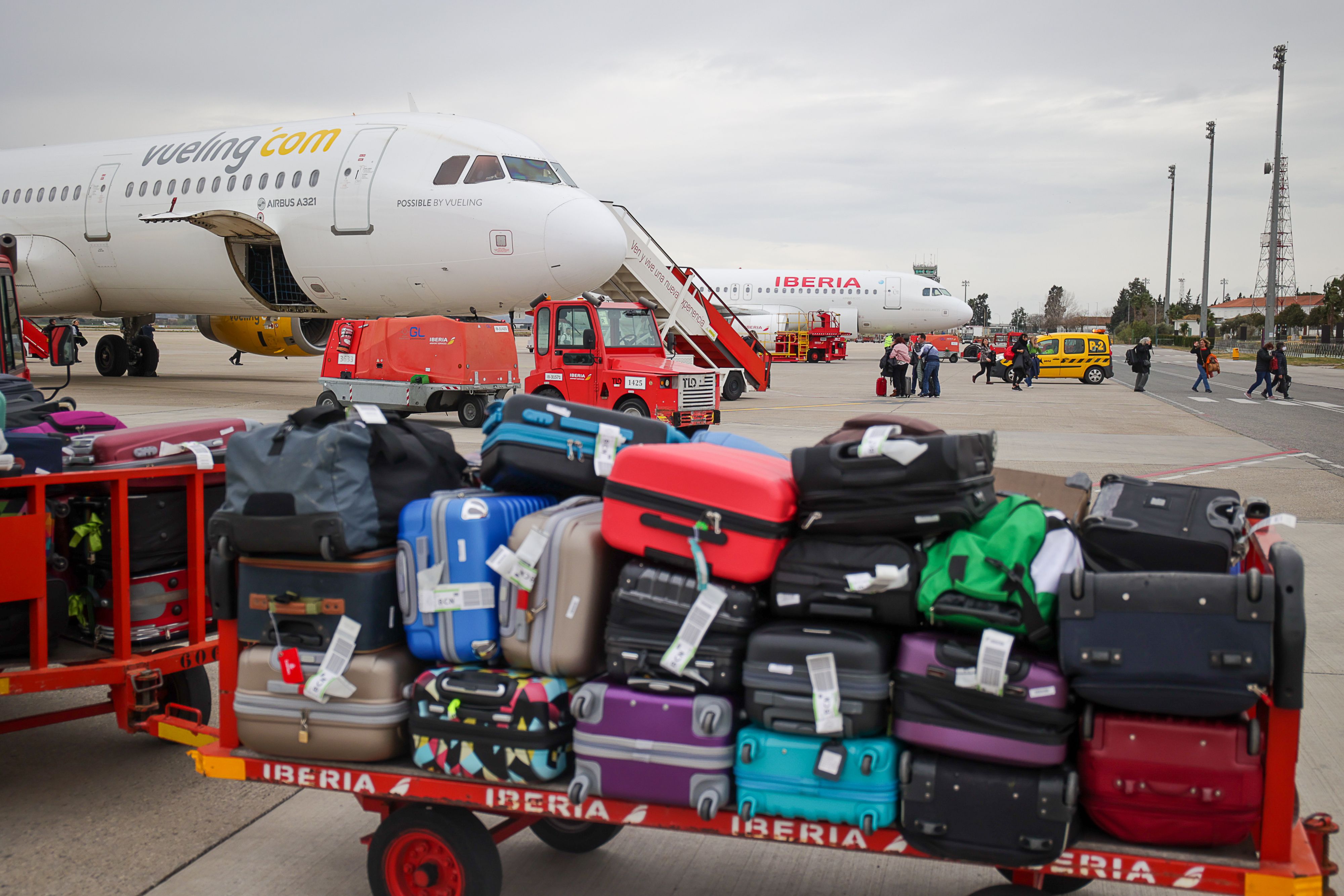 Equipajes desembarcando de un avión en el Aeropuerto de Jerez. - JUAN CARLOS TORO Equipajes desembarcando de un avión en el Aeropuerto de Jerez.