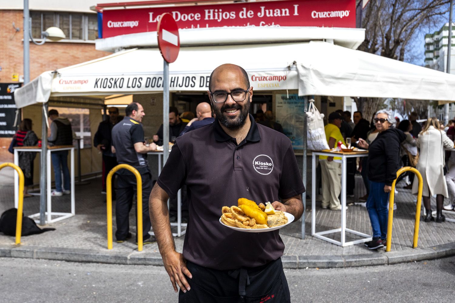 El kiosko 'viral' de Cádiz por vender 'pescaíto' frito muy barato: 