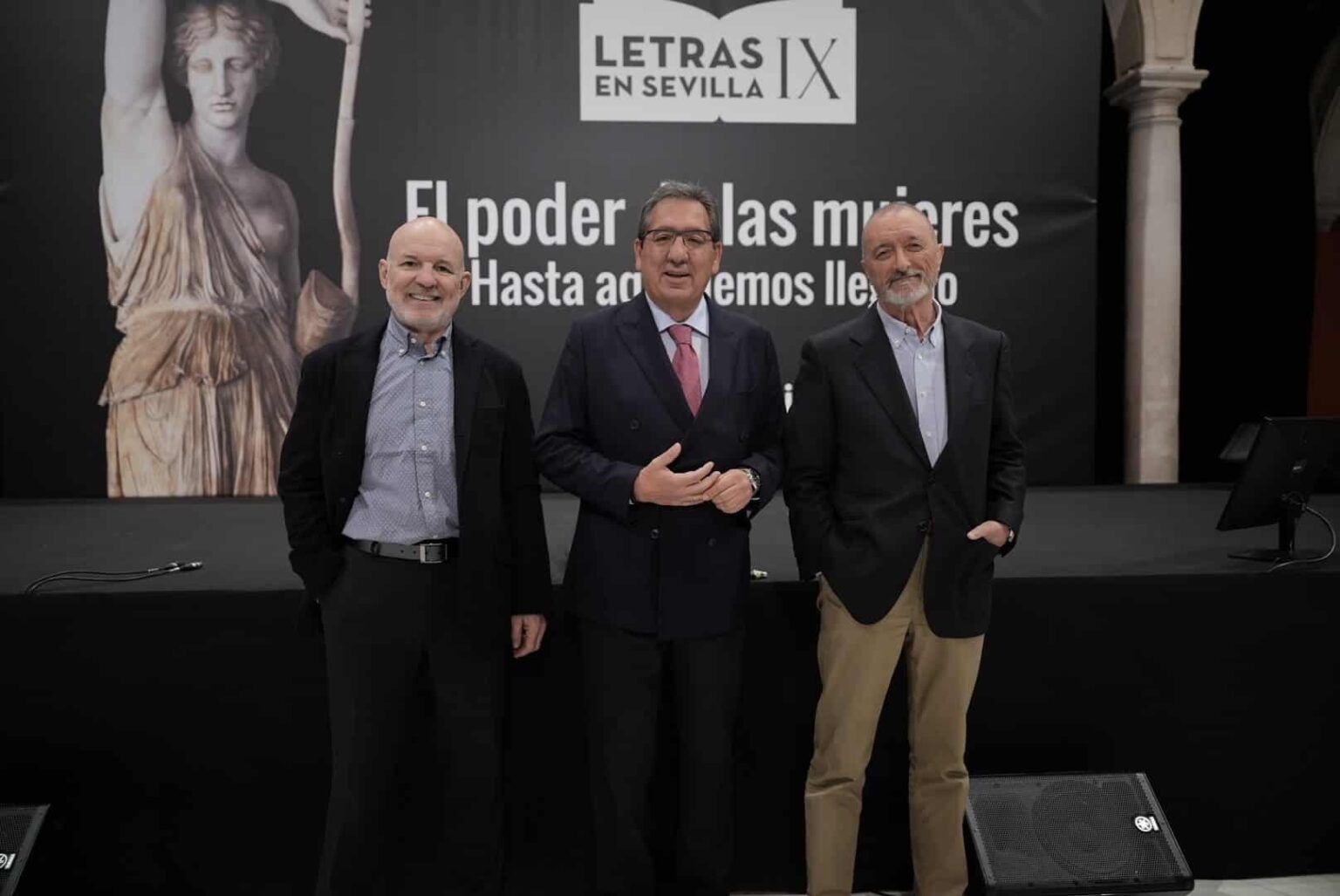 Vigorra y Pérez Reverte, en la Fundación Cajasol con Antonio Pulido, en una edición pasada. - 