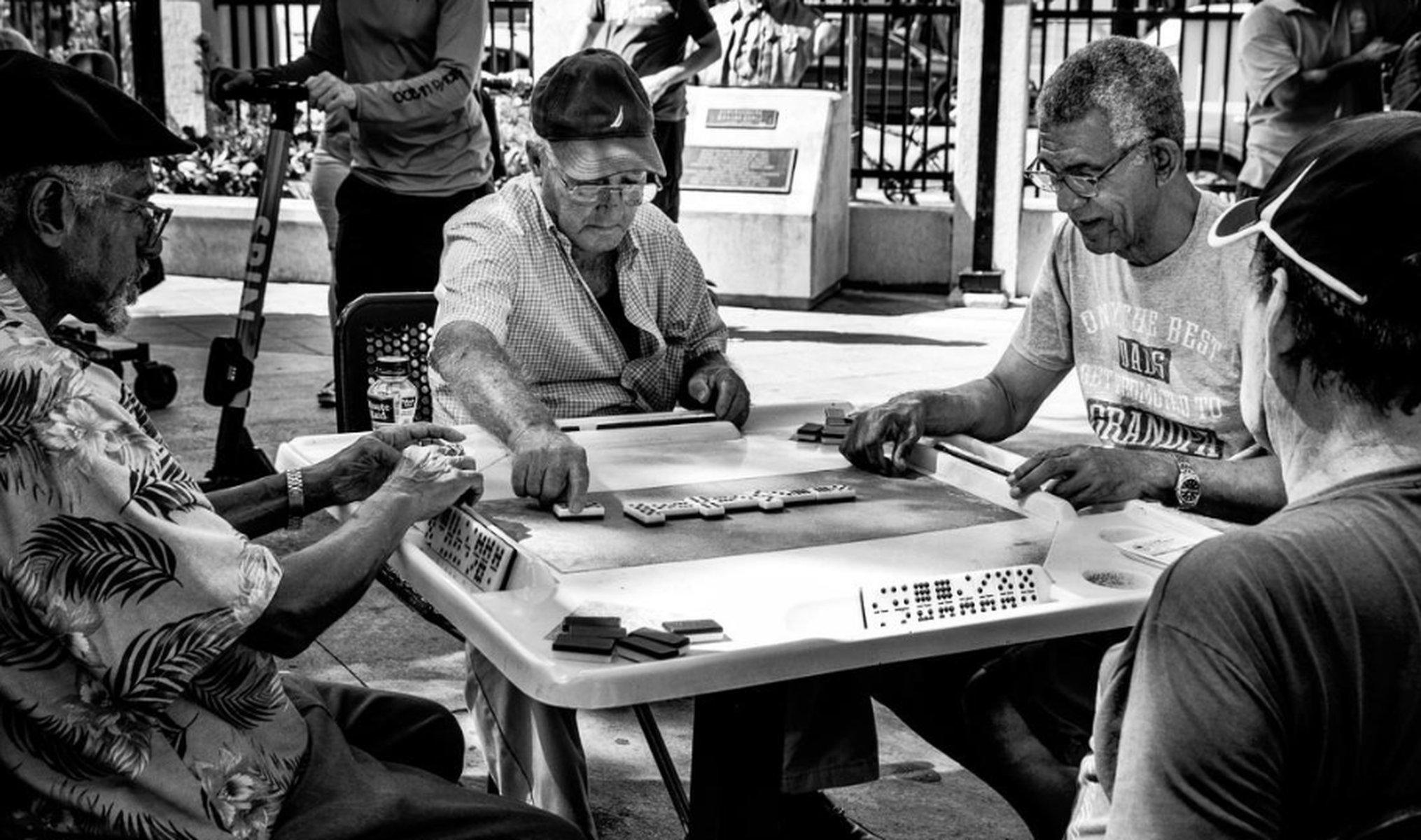 Hombres jugando al dominó - 