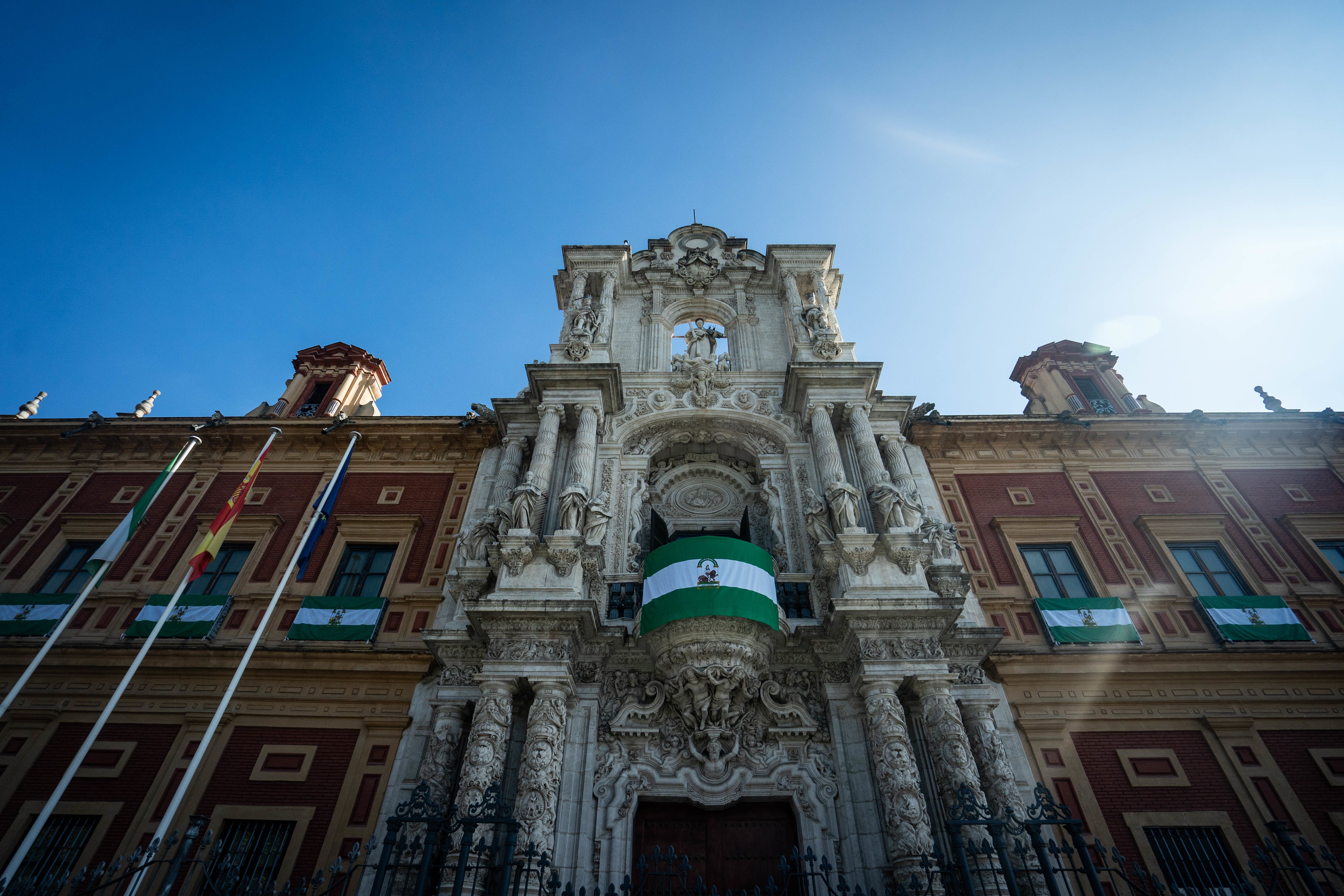 28F: Los andaluces queremos volver a ser lo que fuimos. En la imagen, banderas de Andalucía el pasado 4D en el Palacio de San Telmo, en Sevilla, sede del Gobierno de la Junta. - 