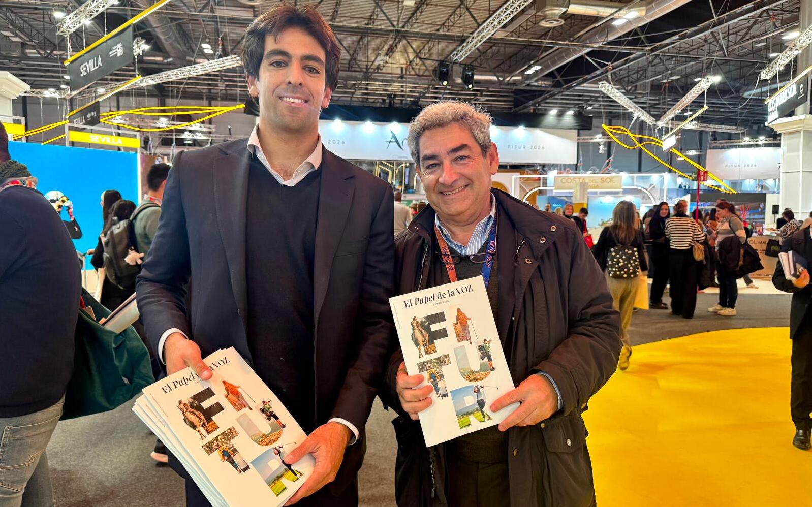 El Papel de La Voz, edición Fitur 2026, de mano en mano: una de las publicaciones de mayor calidad de la feria turística