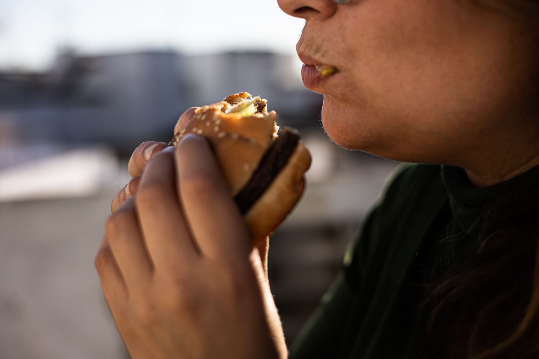 Una persona comiendo una hamburguesa.  - MANU GARCÍA