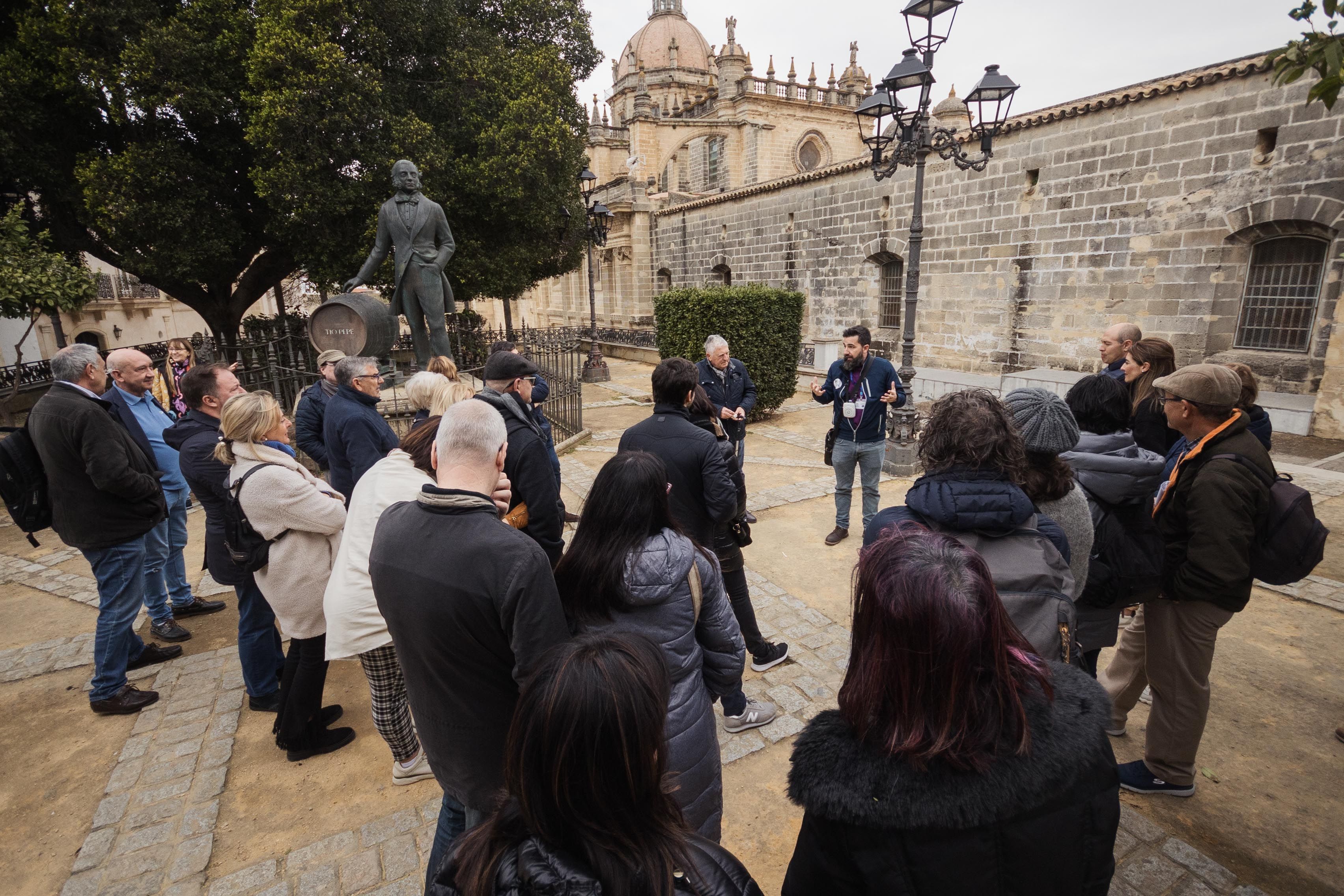 Un guía turístico en una ruta por el Alcázar de Jerez.    MANU GARCÍA - MANU GARCÍA