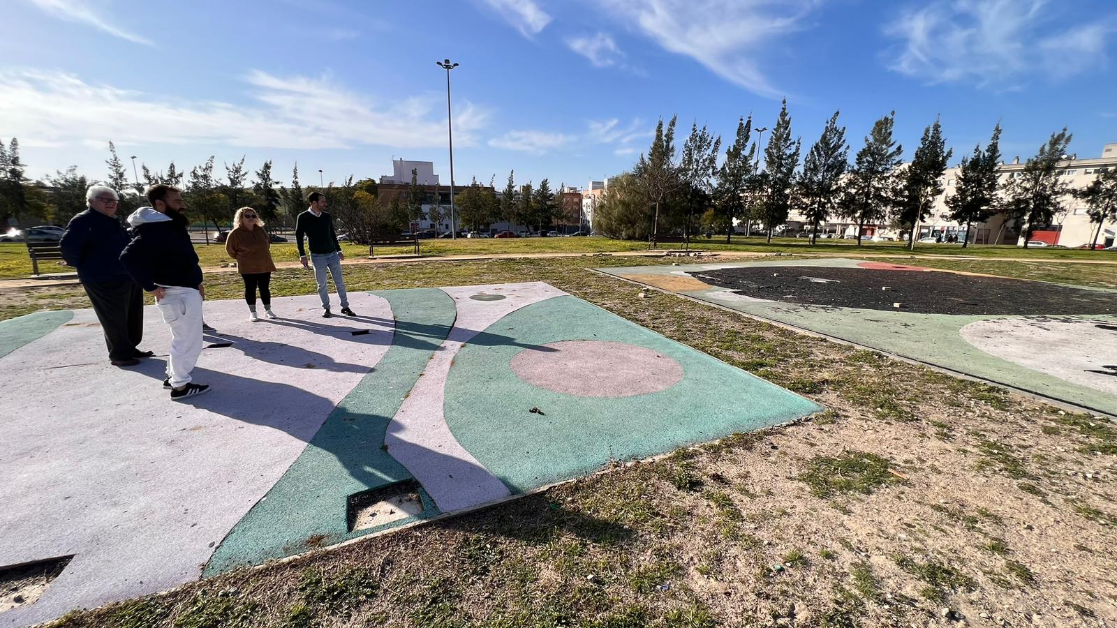 Sin bancos, papeleras y luz: vecinos de la zona sur y PSOE Jerez denuncian el estado del Parque de la Igualdad