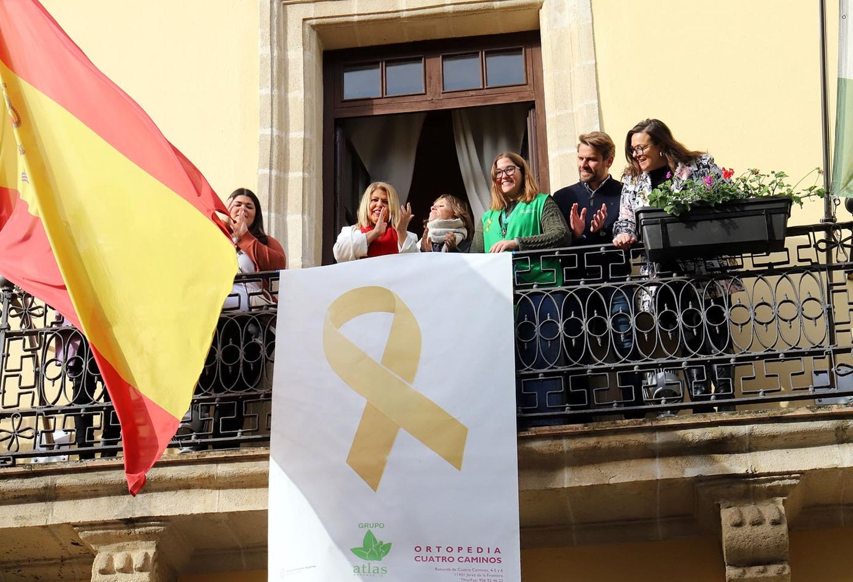 Colocación en el balcón del Ayuntamiento del lazo dorado por el cáncer infantil. - Colocación en el balcón del Ayuntamiento del lazo dorado por el cáncer infantil.