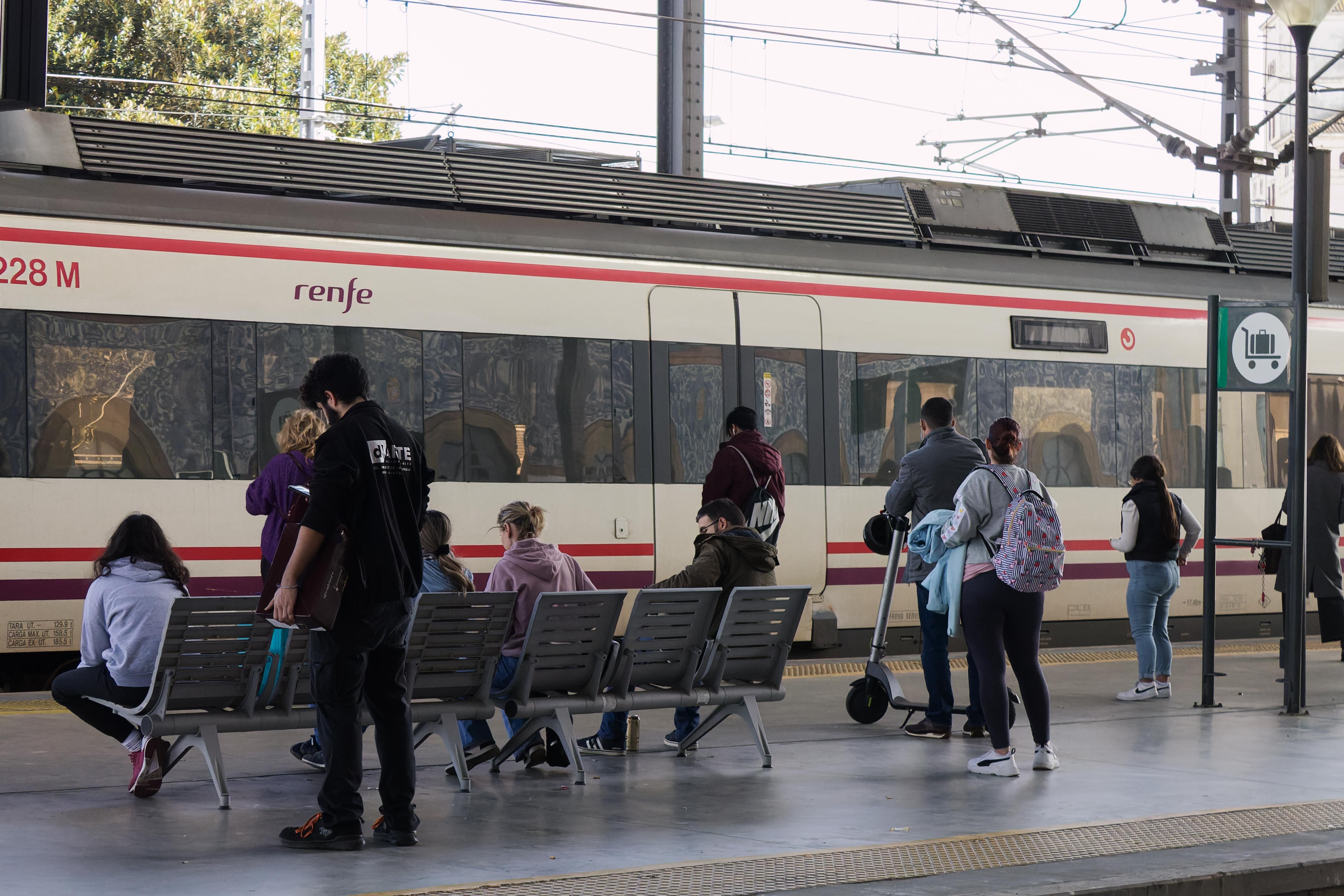Retrasos en los trenes de Cádiz tras el arrollamiento de una persona en Jerez