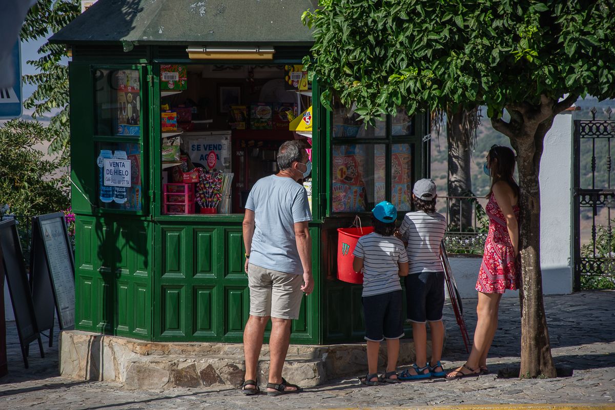 Turistas, en Vejer, en una foto del pasado verano. - MANU GARCÍA